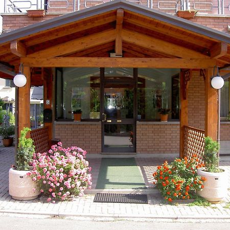 Hotel La Maddalena Quattro Castella Екстериор снимка