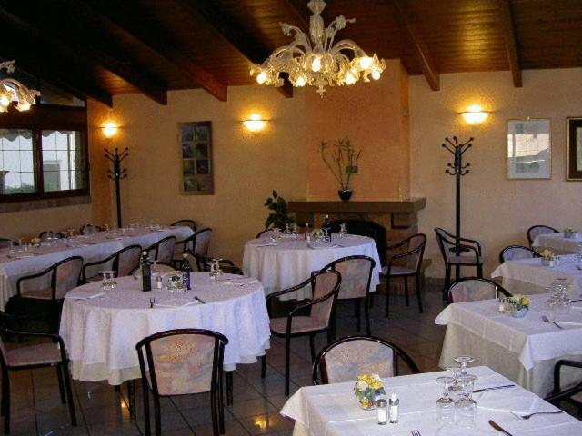 Hotel La Maddalena Quattro Castella Екстериор снимка