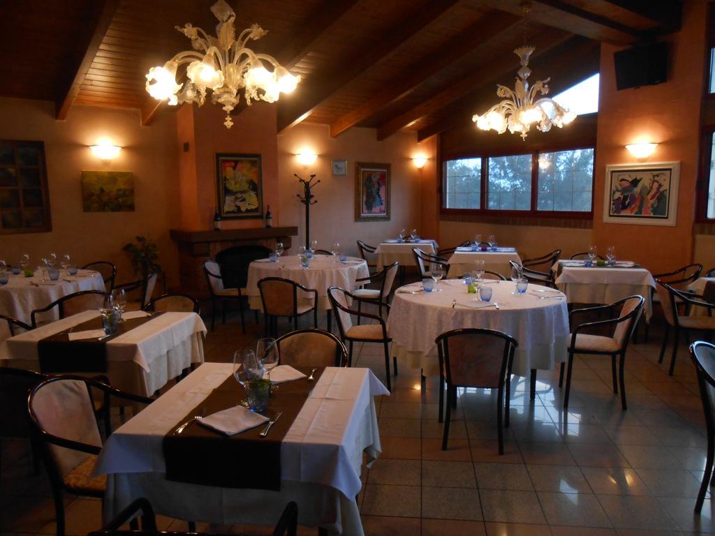 Hotel La Maddalena Quattro Castella Екстериор снимка