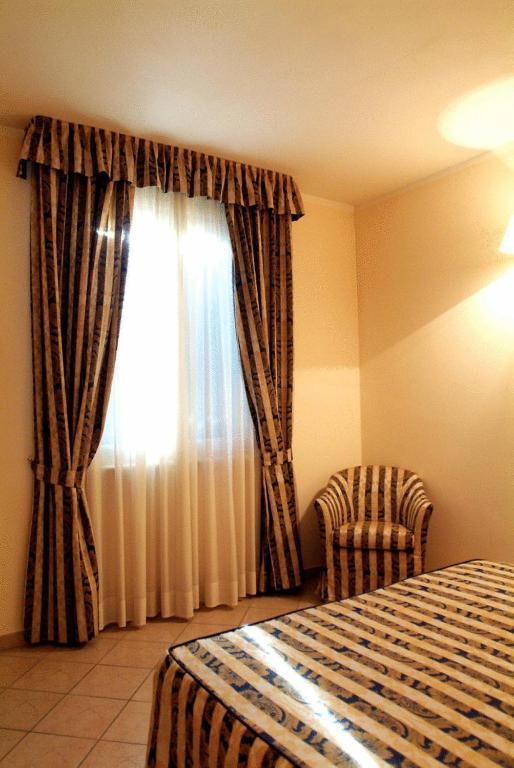 Hotel La Maddalena Quattro Castella Стая снимка