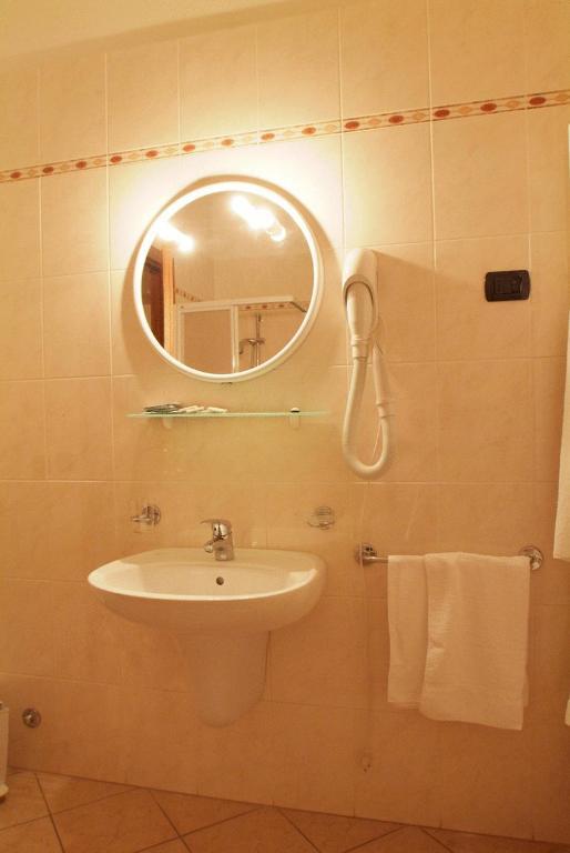 Hotel La Maddalena Quattro Castella Стая снимка