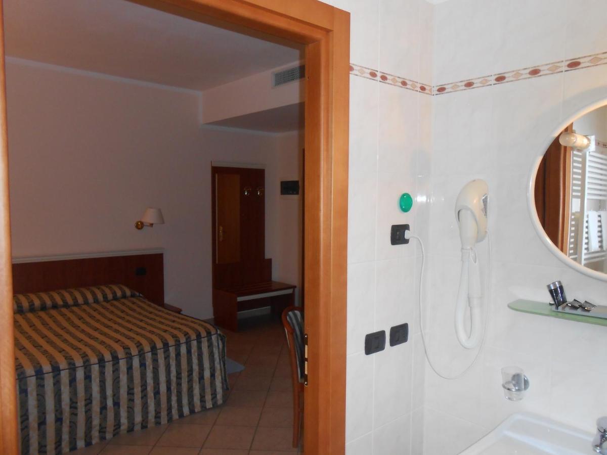 Hotel La Maddalena Quattro Castella Екстериор снимка